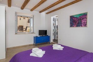 Studio (Studio Apartment with Terrace and Sea) | Wohnzimmer | Flachbildfernseher