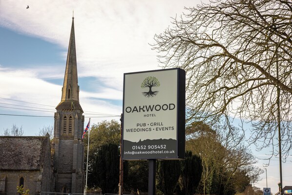 A signboard for Oakwood Hotel advertising services like pub, grill, weddings, and events. - The Oakwood Hotel (Gloucester)