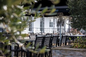 Bar (on property) - The Oakwood Hotel (Gloucester)