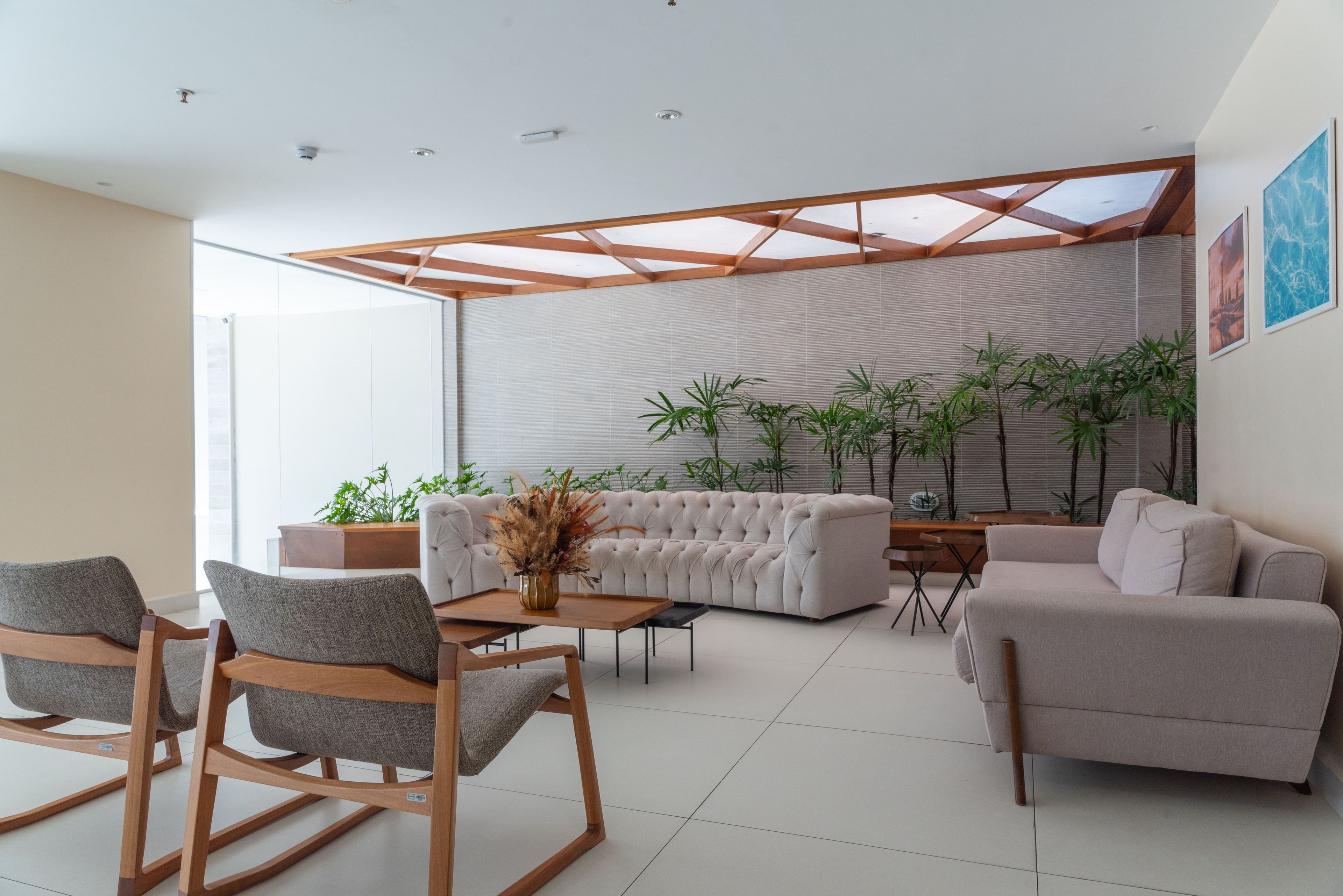 Una sala de estar moderna con un sofá seccional, una mesa de centro y dos sillones mecedores.
