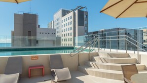 A rooftop pool area with lounge chairs and a glass balustrade. - Verano Pajucara By Tropicalis (Maceió)