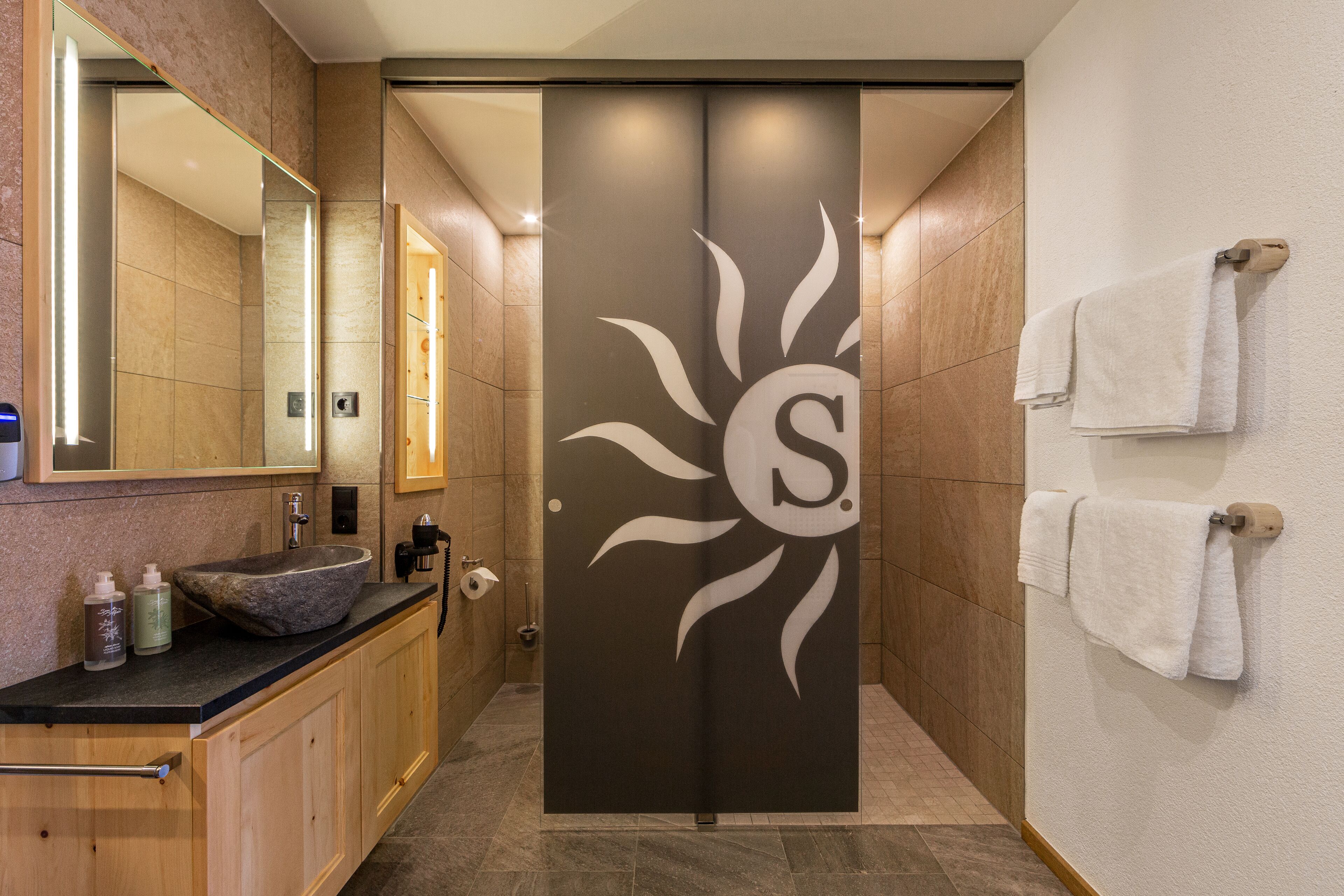 Classic-Apartment | Badezimmer | Dusche, Regendusche, Haartrockner, Fußbodenheizung (Badezimmer)