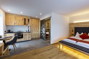 Refrigerador con freezer, microondas, horno, placa de cocina