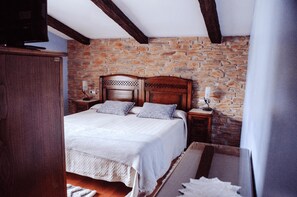 7 chambres, bureau, fer et planche à repasser, lit parapluie