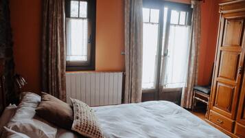 7 slaapkamers, een bureau, een strijkplank/strijkijzer, reisbedje