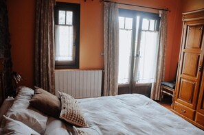 7 bedrooms, desk, iron/ironing board, travel cot