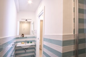 Appartamento | Bagno | Doccia, soffione a pioggia, set di cortesia gratuito, asciugacapelli