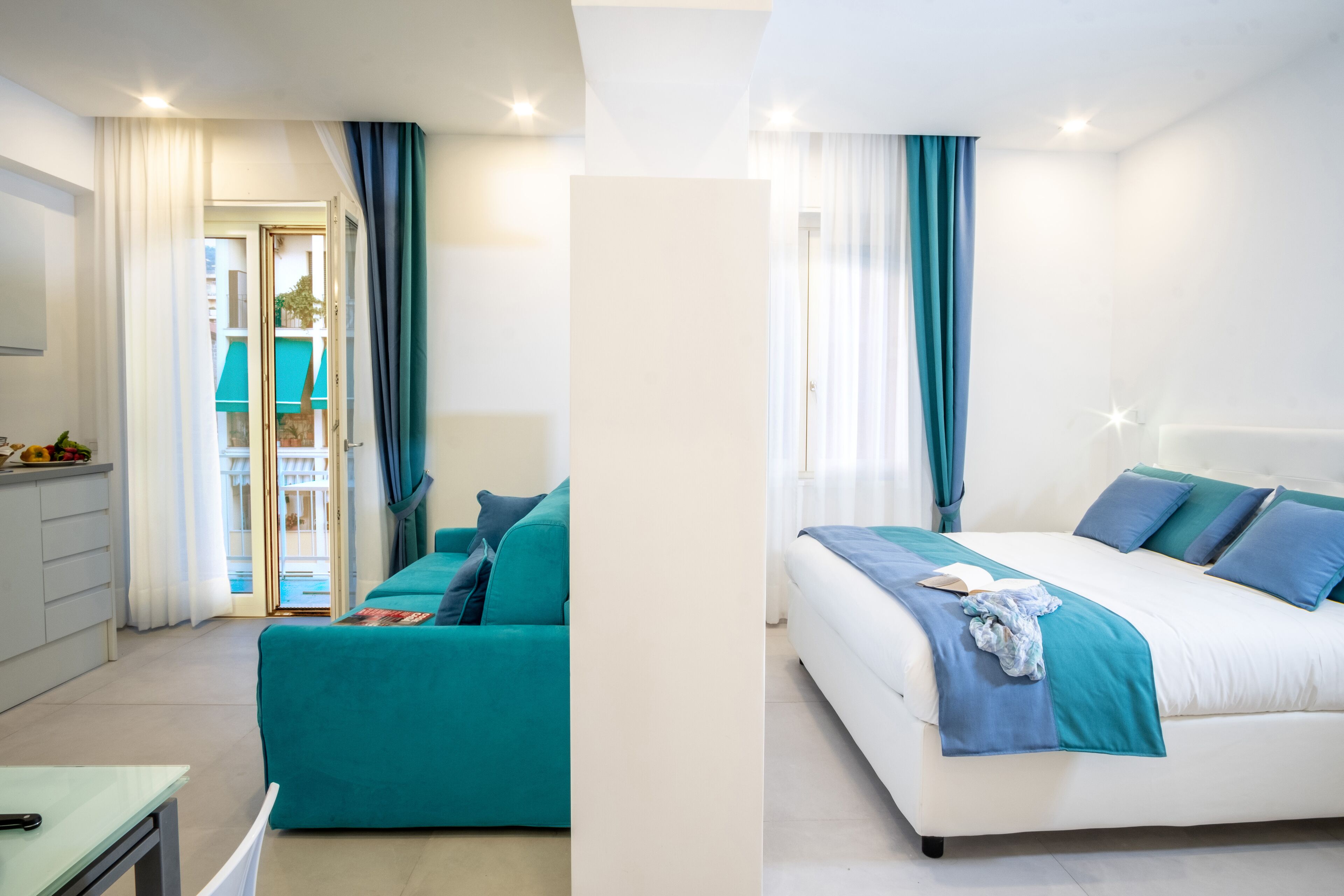 Une chambre d’hôtel moderne équipée d’un lit, d’un canapé et d’un bureau.
