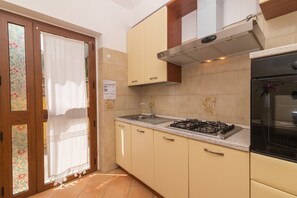 Fridge, stovetop, electric kettle, cookware/dishes/utensils - Holiday Home ‘Casa Mabelle close to the Beach with Shared Garden & Terrace; Parking Available (Palau)