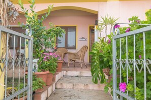 Terrace/patio - Holiday Home ‘Casa Mabelle close to the Beach with Shared Garden & Terrace; Parking Available (Palau)