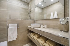 Dusche, Haartrockner, Handtücher