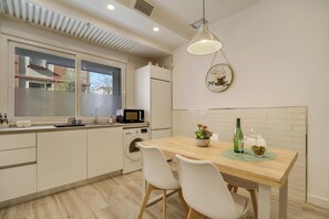 Jääkaappi, mikroaaltouuni, liesi, kahvin-/teenkeitin