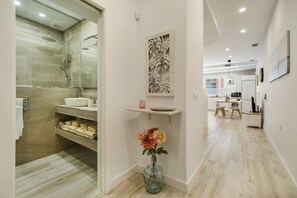 Shower, hair dryer, towels