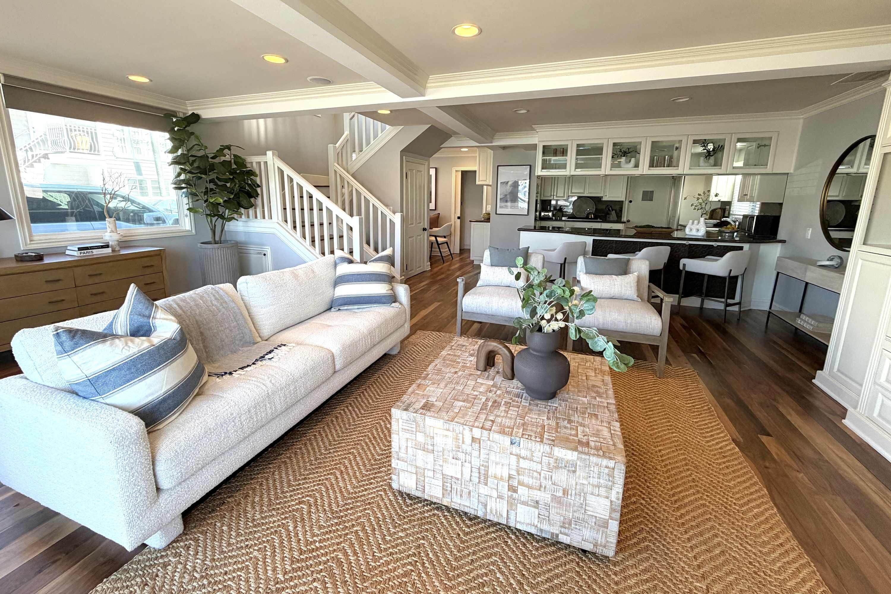 Smart TV, chimenea y oficina 