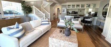 Smart TV, chimenea y oficina