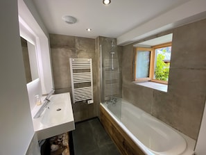 Bañera, secador de pelo, toallas