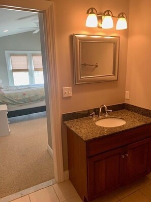 Kombinert dusj/badekar, hårføner og håndklær