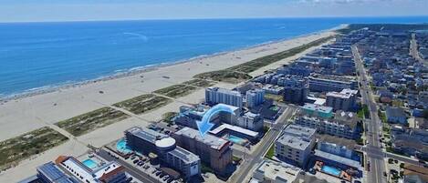 Nær stranden og strandhåndklær