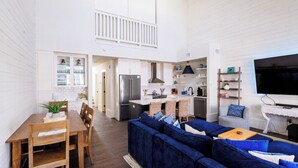 Un espacio habitable moderno con comedor, cocina y zona de estar.