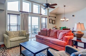 Televisión, chimenea y videojuegos 