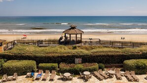Un belvédère situé au bord de la plage, doté d’un patio, de chaises longues et offrant une vue sur l’océan.