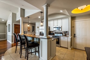 Fridge, microwave, oven, dishwasher - CSC4I The Platinum Suite by First Flight Rentals (Kill Devil Hills)