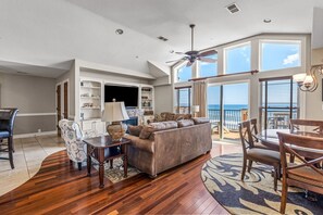 TV, fireplace, video games - CSC4I The Platinum Suite by First Flight Rentals (Kill Devil Hills)
