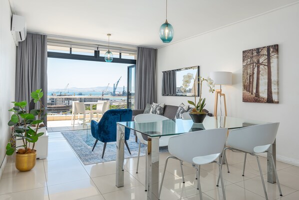 Grand-huoneisto | Oleskelualue | 40–tuumainen taulutelevisio, jossa satelliittikanavat