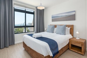 2 عدّة غرف نوم وخزنة داخل الغرفة ومساحة عمل للكمبيوتر المحمول