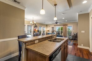 المنشأة من الداخل