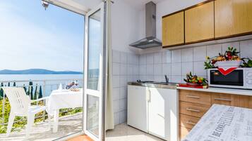 Studio (Comfort Studio Apartment A1) | Private kitchenette | Fridge