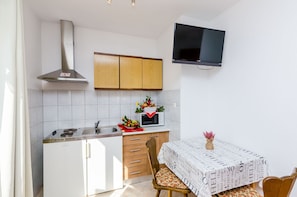 Studio (Comfort Studio Apartment A1) | Dining room