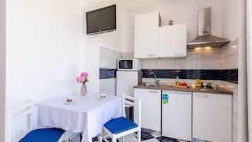 Studio (Premium Studio Apartment A2) | Private kitchenette | Fridge