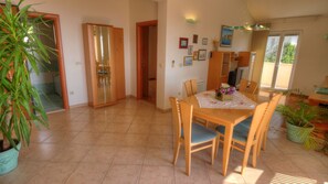Apartment (One-Bedroom Apartment with Terrace an) | Dining room - Apartment Villa Molina (Zupa dubrovacka)