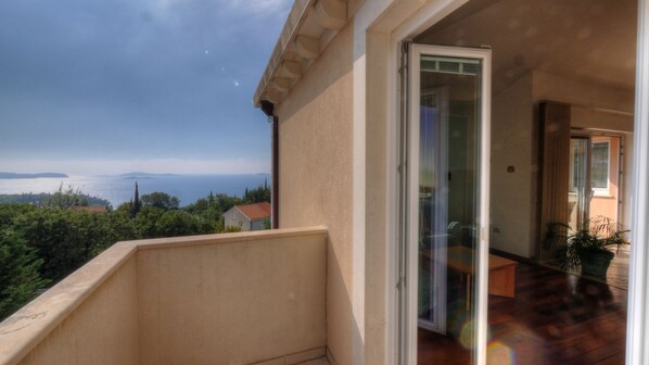 A balcony with a view of the sea and distant mountains. - Apartment Villa Molina (Zupa dubrovacka)