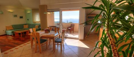 Appartement (One-Bedroom Apartment with Terrace an) | Kameruitzicht