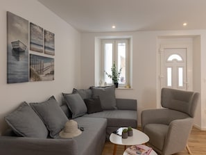 Apartment (One bedroom Apartment - 2) | Wohnzimmer | 32-Zoll-Flachbildfernseher mit Digitalempfang