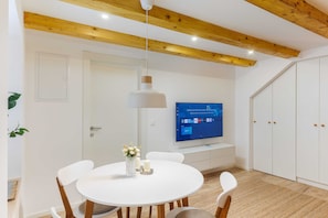 Studio (Studio Apartment) | Wohnzimmer | 32-Zoll-Flachbildfernseher mit Digitalempfang