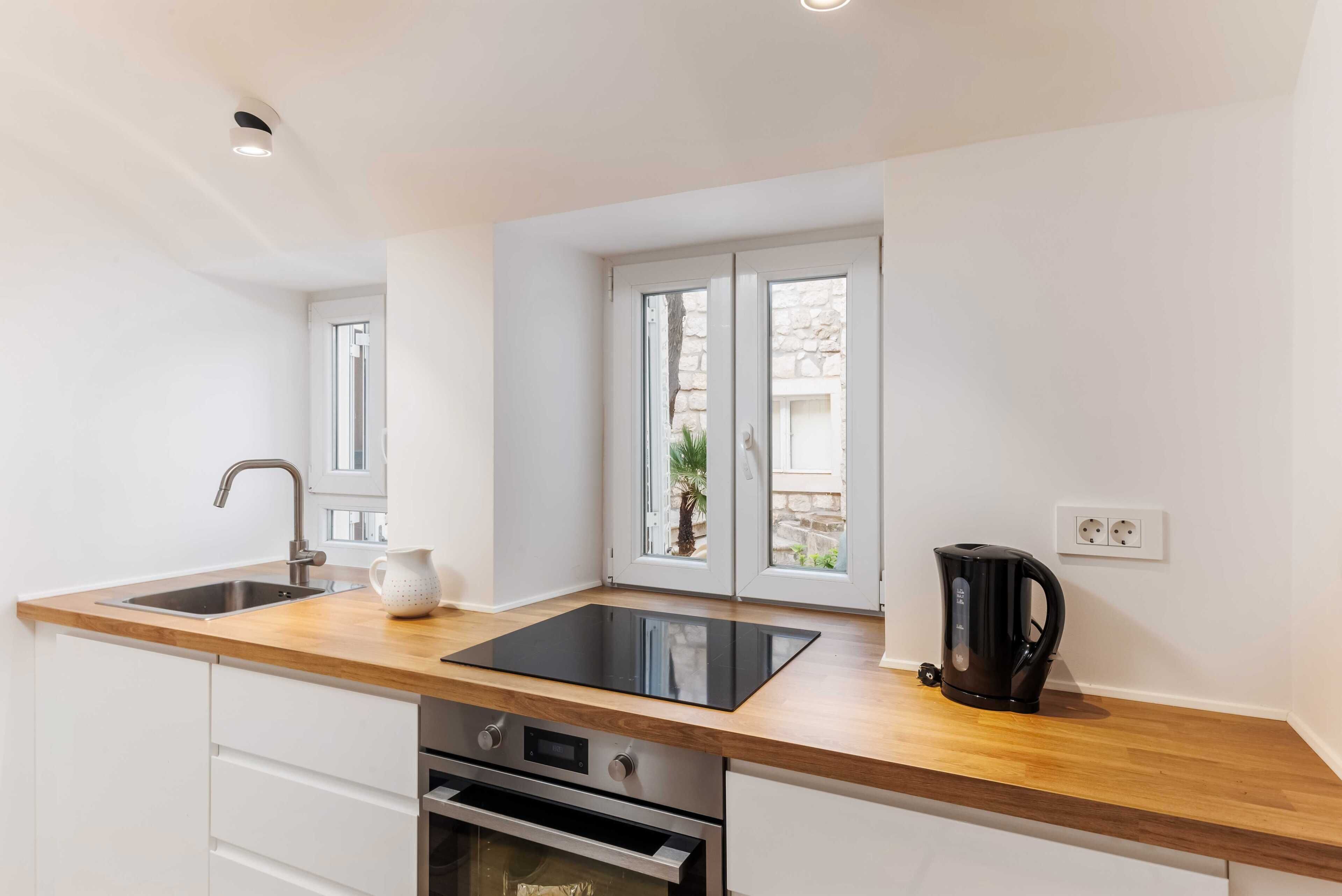 Studio (Studio Apartment - 1) | Dapur kecil pribadi | Lemari es dan mesin pembuat kopi/teh