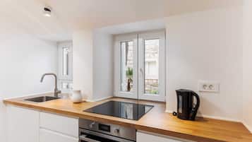 Studio (Studio Apartment - 1) | Dapur kecil pribadi | Lemari es dan mesin pembuat kopi/teh