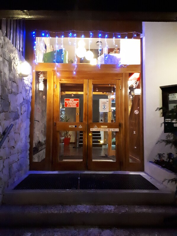 Exterior - Montalbert (Montalbert Aime)