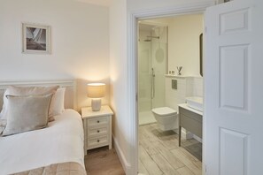 Separate tub and shower, hair dryer, towels, soap - Host & Stay | Solimar House (Whitby)