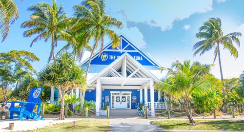 Luxury 2/2 Resort Condo w Lake View close to beach
