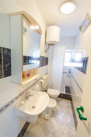 公寓 (Two Bedroom Apartment with Terrace - ) | 浴室 | 淋浴设施、毛巾