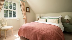 2 عدّة غرف نوم ومكواة/لوح كي وسرير سفر وواي فاي