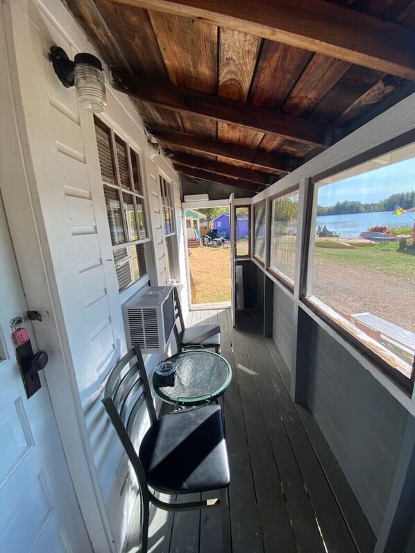 Dining - Lakefront  Yellow Cottage (Northwood)