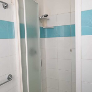 Dusj, hårføner, bidé og toalettpapir