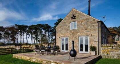 THE GRANARY AT ROTHLEY EAST SHIELD - 3.5 miles from Longwitton, sleeping 4+2
