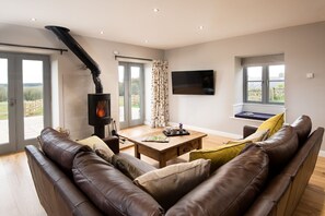 TV, fireplace - THE GRANARY AT ROTHLEY EAST SHIELD - 3.5 miles from Longwitton, sleeping 4+2 (Longwitton)