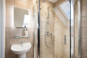 Combined shower/tub, hair dryer, soap, toilet paper - THE GRANARY AT ROTHLEY EAST SHIELD - 3.5 miles from Longwitton, sleeping 4+2 (Longwitton)